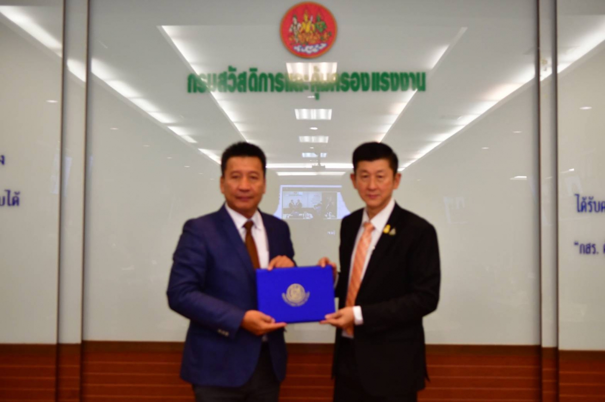 ท่านเลขาธิการสภาองค์การนายจ้างธุรกิจไทย ได้มอบของขวัญและของที่ระลึกให้กับทางท่านบุญชอบ สุทธมนัสวงษ์ ปลัดกระทรวงแรงงาน พร้อมคณะ