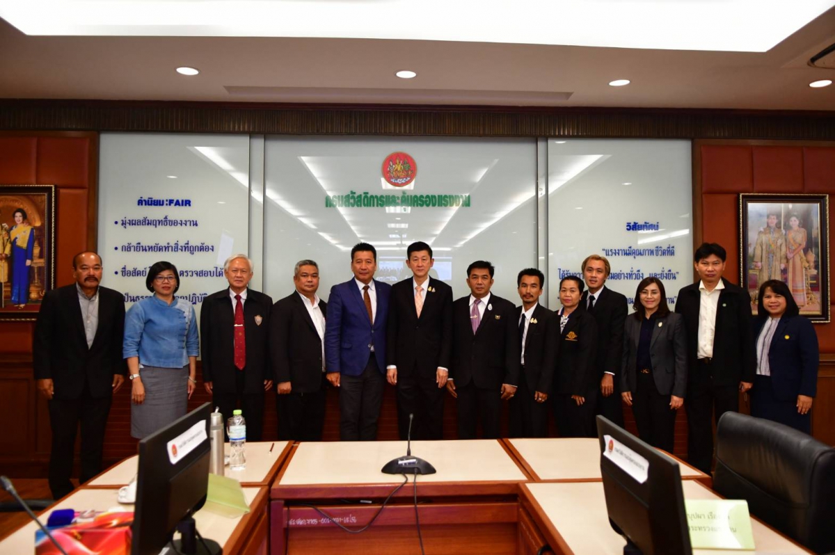 ท่านเลขาธิการสภาองค์การนายจ้างธุรกิจไทย ได้มอบของขวัญและของที่ระลึกให้กับทางท่านบุญชอบ สุทธมนัสวงษ์ ปลัดกระทรวงแรงงาน พร้อมคณะ