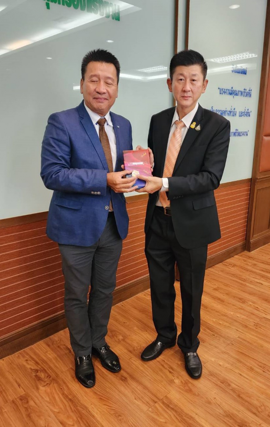 ท่านเลขาธิการสภาองค์การนายจ้างธุรกิจไทย ได้มอบของขวัญและของที่ระลึกให้กับทางท่านบุญชอบ สุทธมนัสวงษ์ ปลัดกระทรวงแรงงาน พร้อมคณะ
