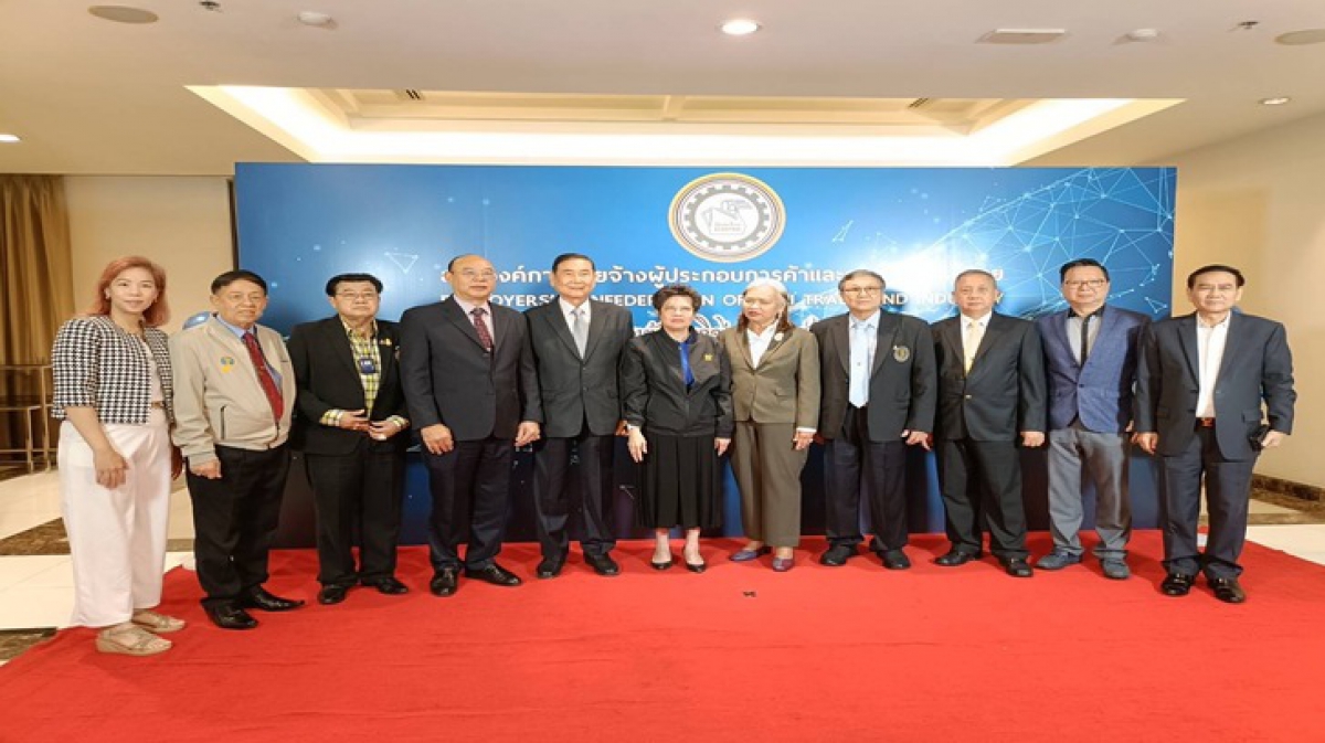 ท่านประธานสภาฯ รองประธานสภาฯ และเลขาธิการสภาฯ เข้าร่วมงานฉลองครบรอบ 30 ปี สภาองค์การนายจ้างผู้ประกอบการค้าและอุตสาหกรรมไทย และได้ร่วมกับสภาองค์การนายจ้าง 16 สภา แสดงจุดยืนคัดค้านการปรับขึ้นค่าจ้างขั้นต่ำ 400 บาททั่วประเทศ