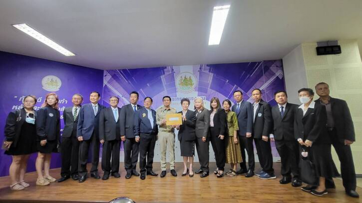 ดร.ชัยยันต์ เจริญโชคทวี เลขาธิการสภาฯ ร่วมกับสภาองค์การนายจ้าง 15 สภา เข้ายื่นหนังสือคัดค้านการขึ้นค่าแรงขั้นต่ำ 400 บาท ทั่วประเทศ