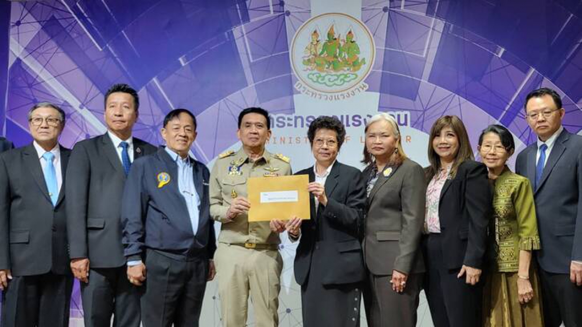 ดร.ชัยยันต์ เจริญโชคทวี เลขาธิการสภาฯ ร่วมกับสภาองค์การนายจ้าง 15 สภา เข้ายื่นหนังสือคัดค้านการขึ้นค่าแรงขั้นต่ำ 400 บาท ทั่วประเทศ