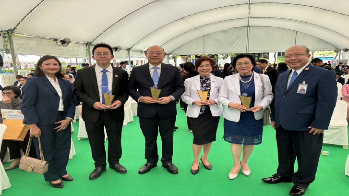 ท่านประธานสภาองค์การนายจ้างธุรกิจไทย เข้ารับโล่ประกาศเกียรติคุณผู้ทำคุณประโยชน์ต่อสำนักงานประกันสังคม