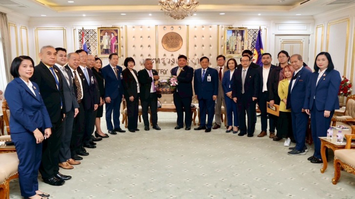 ดร.มนตรี ฐิรโฆไท และคุณวิภาพรรณ มาประเสริฐ เข้าพบเพื่อแสดงความยินดีเนื่องในโอกาส นายพงศ์กวิน จึงรุ่งเรืองกิจ รัฐมนตรีว่ากระทรวงแรงงาน เข้ารับตำแหน่งพร้อมหารือแลกเปลี่ยนความคิดเห็นแนวทางการพัฒนางานประกันสังคมในอนาคต