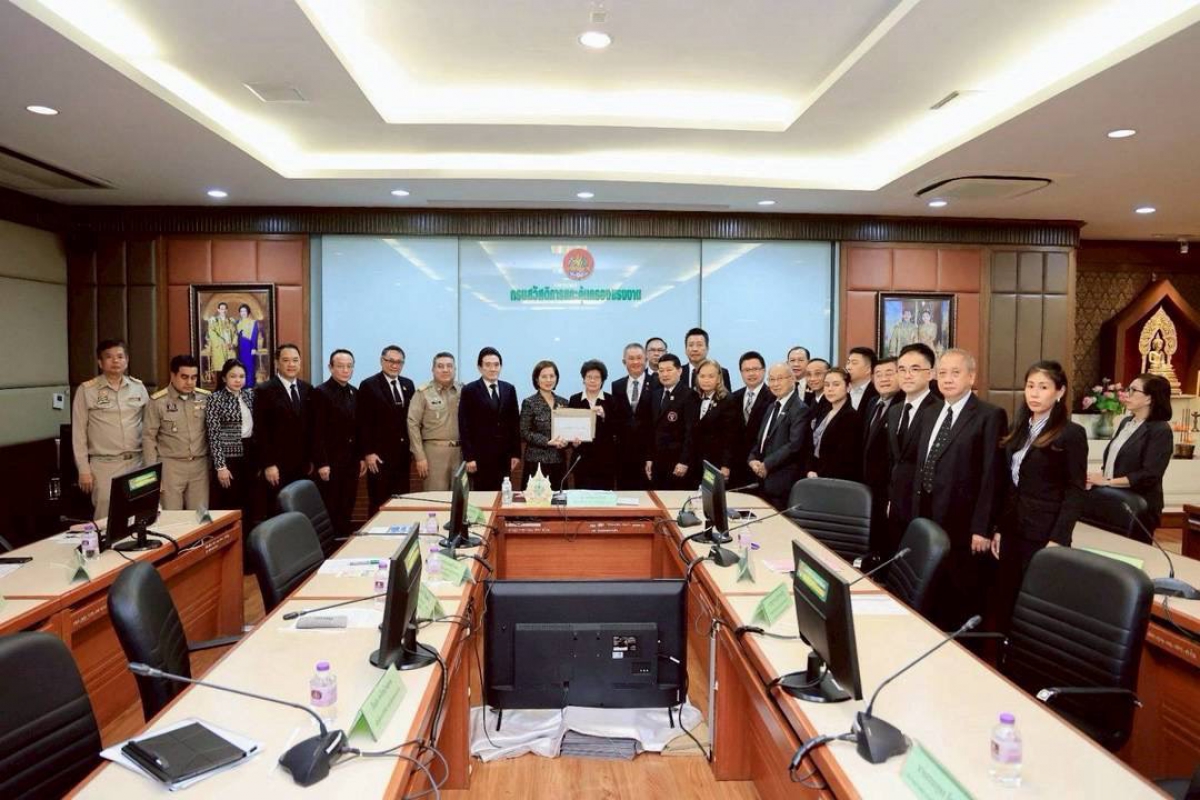 ดร.ชัยยันต์ เจริญโชคทวี เลขาธิการสภาองค์การนายจ้างธุรกิจไทย ร่วมกับสภาองค์การนายจ้าง 17 สภาฯ ยื่นหนังสือคัดค้านร่าง พ.ร.บ.คุ้มครองแรงงาน 3 ฉบับ